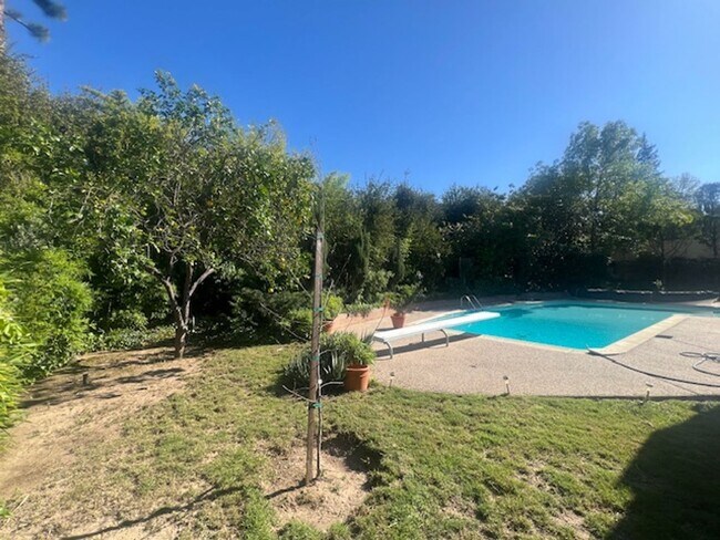 Building Photo - Beautiful One Level, 3 Bedroom, 3 Bathroom Tarzana Pool Home for Lease!