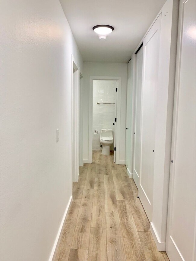 Building Photo - Beautiful 2 Bedroom Two Mile Creek Condo ; Remodeled and Updated right next to Rayback