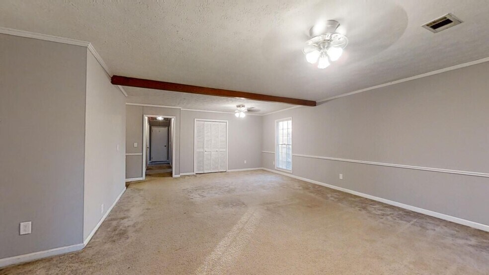 Building Photo - Spacious Home Conveniently Located close to Auburn High School