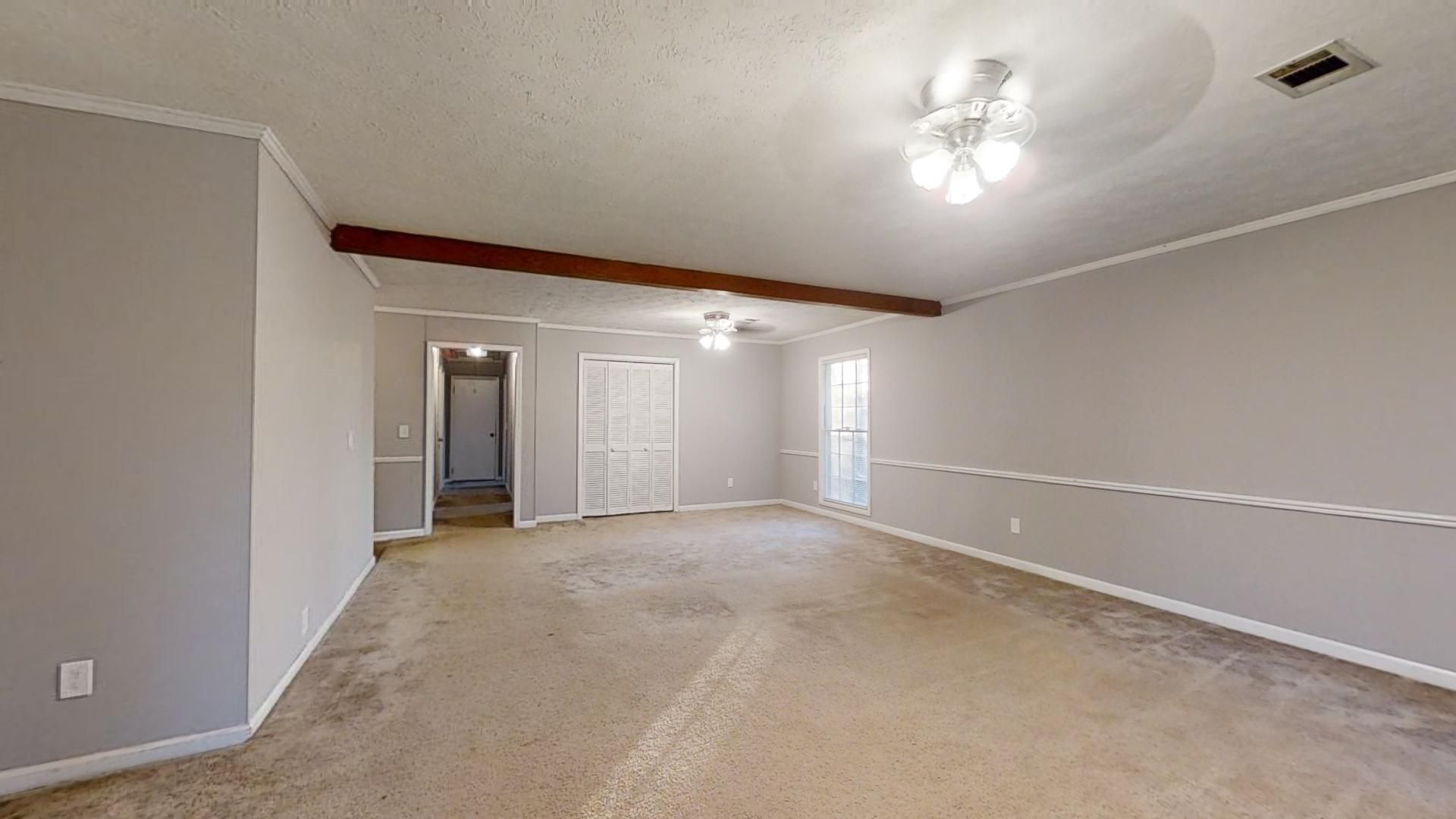 Building Photo - Spacious Home Conveniently Located close t...
