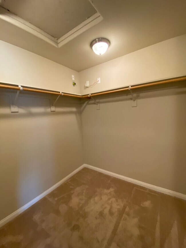 Building Photo - Gorgeous 5 BD 3 BA home available for rent...