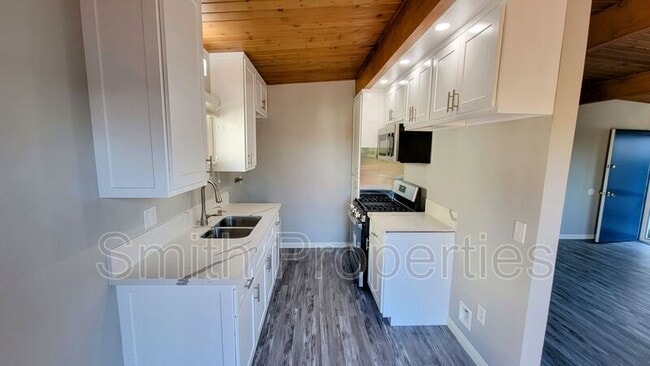 Building Photo - 606 N Irena Ave