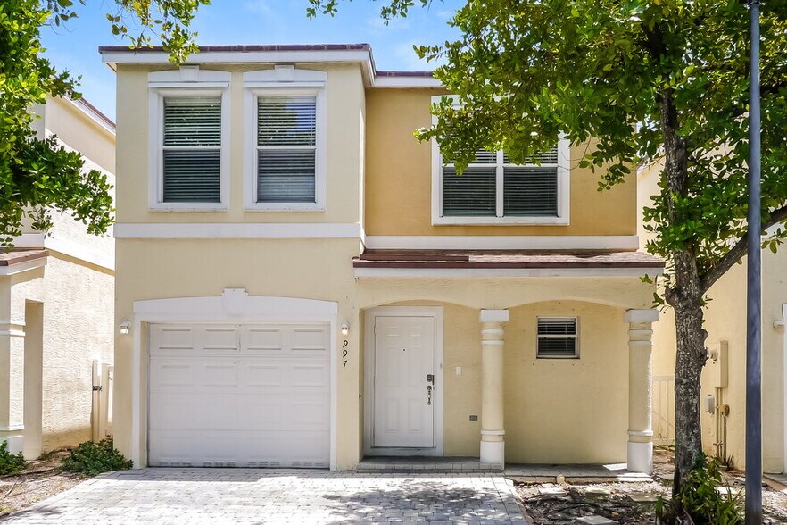 Primary Photo - 997 SW 15th St