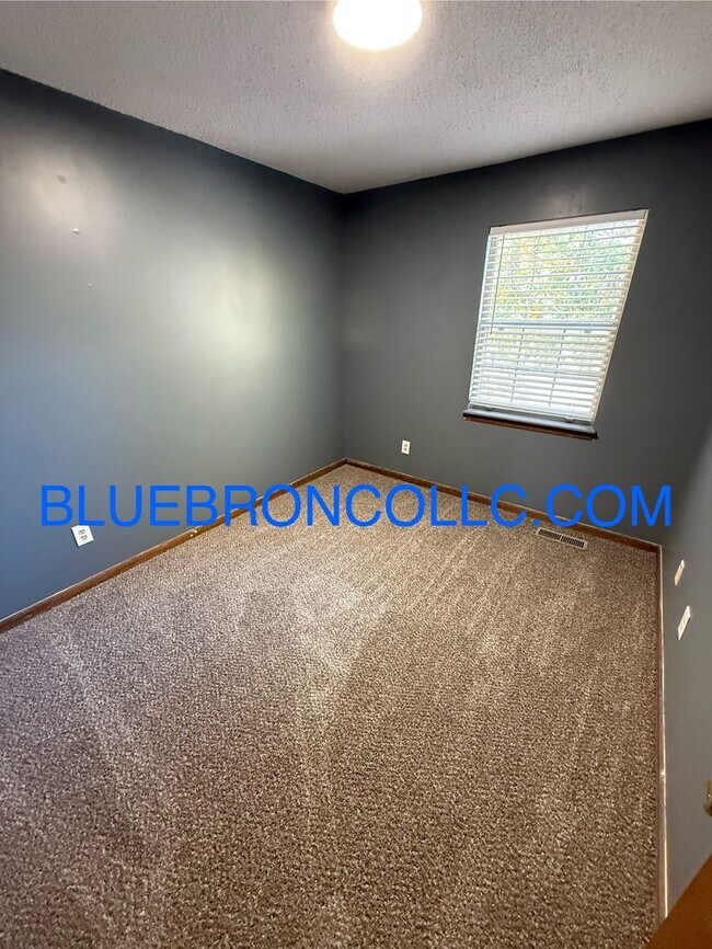 Building Photo - 1002-1006 NW Porter Ct.