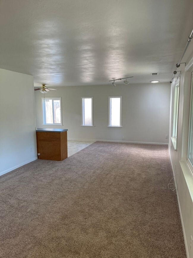 Building Photo - 3 bedroom house in Newton Creek Neighborhood