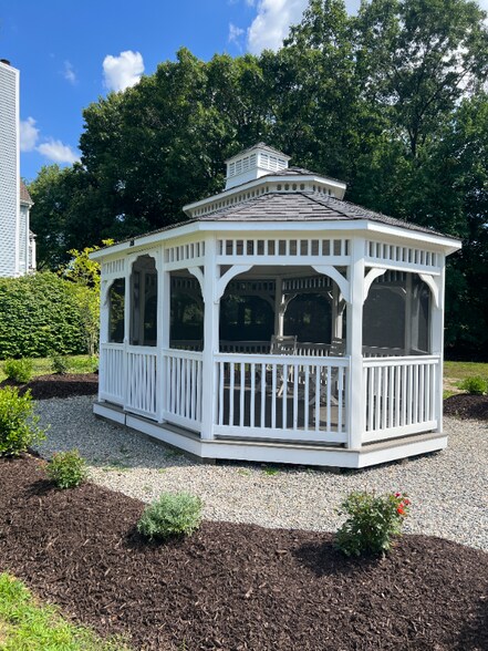 Building Photo - 523 Old Pond Ln