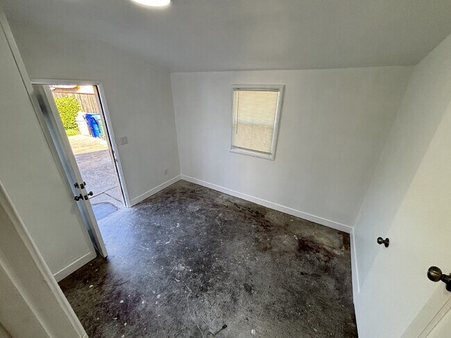 Building Photo - "Cozy Elegance Awaits: 3-Bed, 2-Bath Gem w...