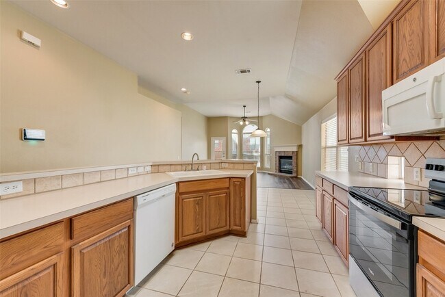 Building Photo - 2600 Spring Dr