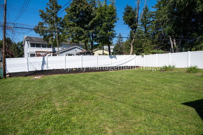 Building Photo - Charming 3 Bedroom, 2 Bathroom Home North ...