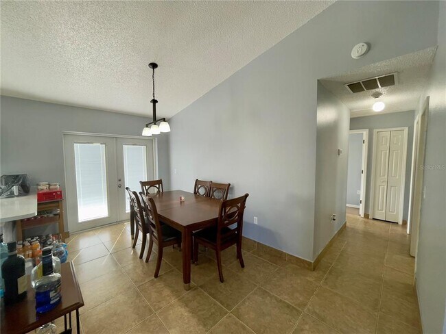 Building Photo - 825 Charles Ave