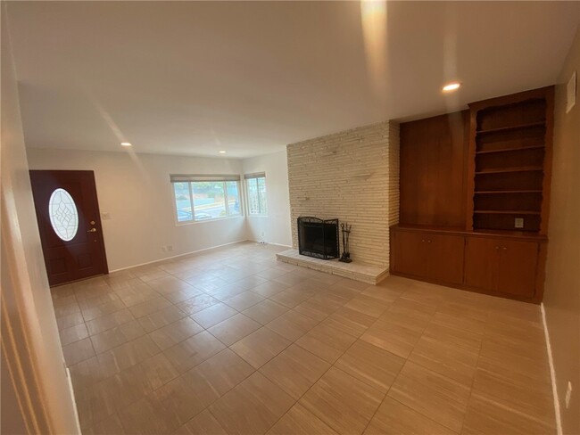 Building Photo - 4968 W 59th St