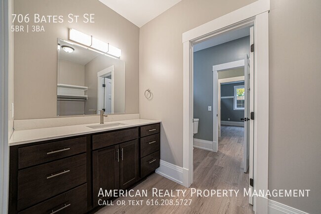 Building Photo - 706 Bates St SE