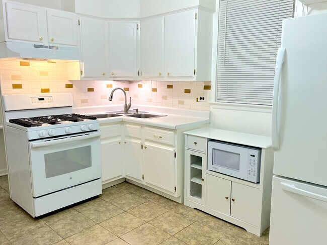 Building Photo - 2308 N Monticello Ave