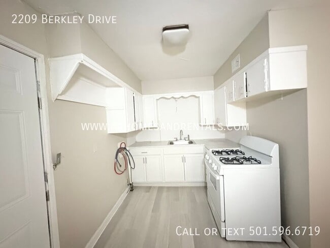 Building Photo - 2209 N Berkley Dr