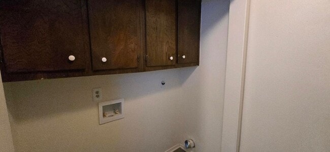Building Photo - AVAILABLE NOW! 2 Bed / 1.5 Bath Townhome i...