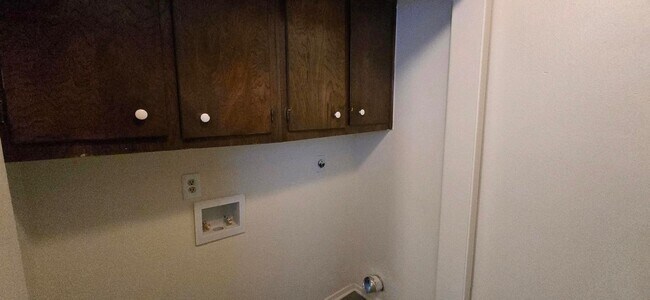 Building Photo - AVAILABLE NOW! 2 Bed / 1.5 Bath Townhome in Longview!