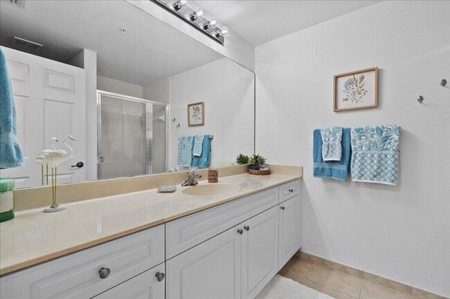 Building Photo - 3020 Alcazar Pl