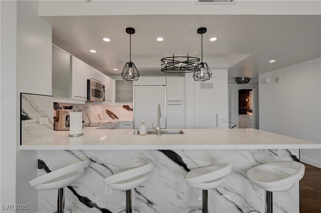 Building Photo - 222 Karen Ave