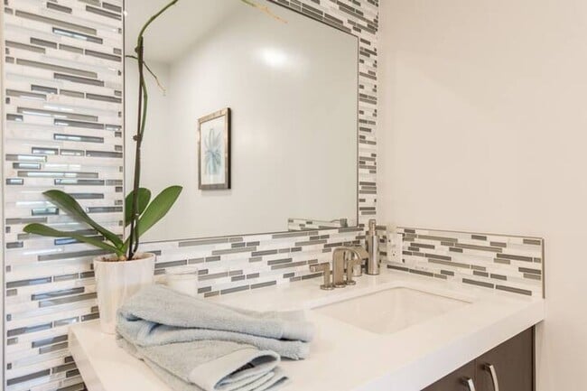 Building Photo - Remodeled 2 Bed / 2 Bath Condo – Valley Vi...