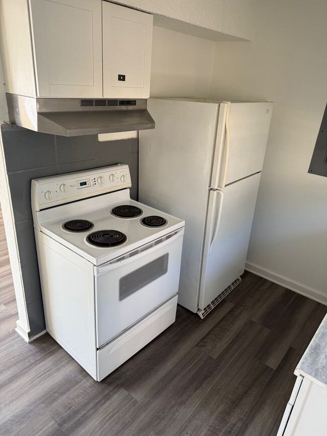 Building Photo - Newly Updated 2 Bed / 1 Bath Duplex