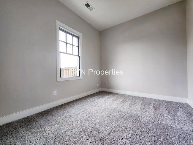 Building Photo - 1024 Windsor Dr