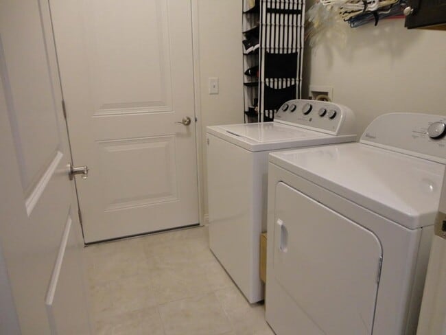 Building Photo - Large Condo For Rent