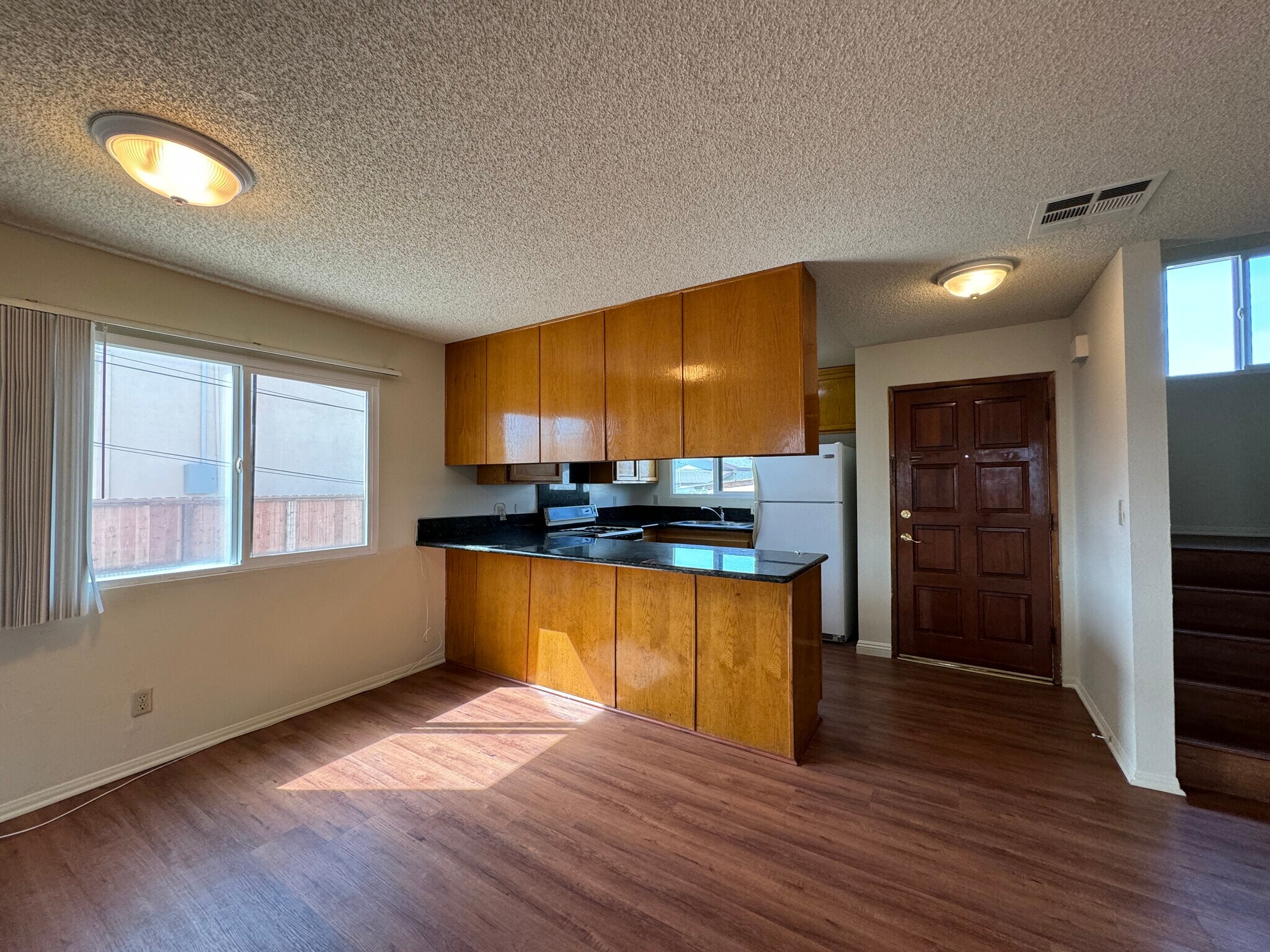Building Photo - 918 W San Marino Ave