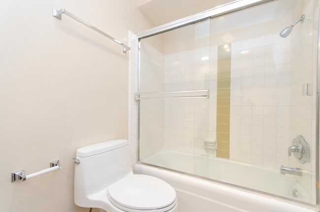 Building Photo - Stunning renovated apartment in the Heart ...