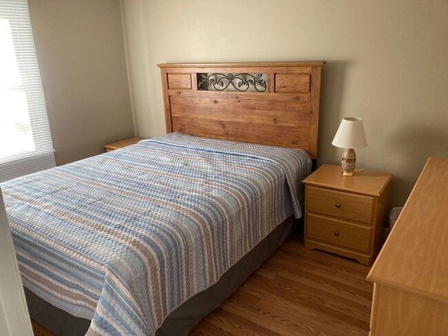 Building Photo - Turnkey 1BR Retreat | Fireplace, Trails, &...