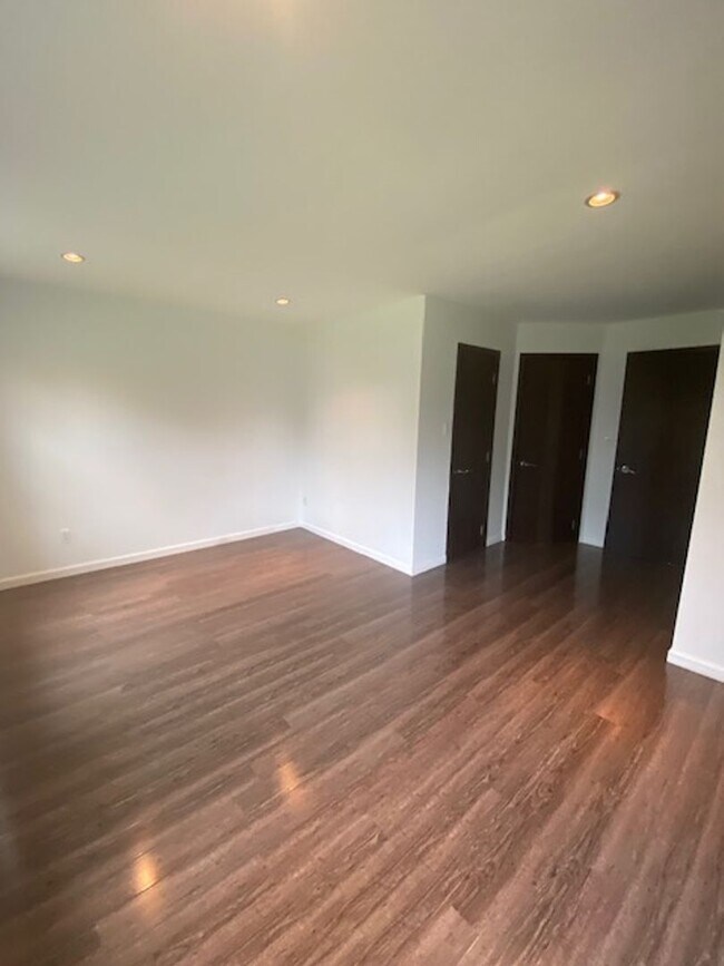Building Photo - Two Bedroom Three Bathroom Condo in Holland