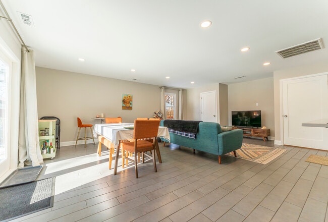 Building Photo - 1700 N Linden Ave