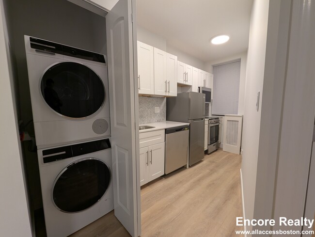 Building Photo - 27 Phillips St