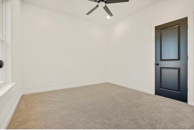 Building Photo - Modern home