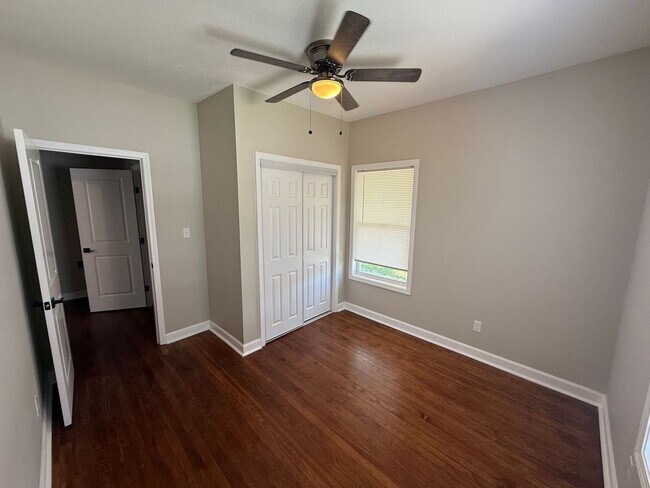 Building Photo - Adorable Home Available