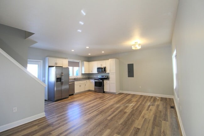 Building Photo - Beautiful 3-Bedroom, 3-Bathroom Home Near ...