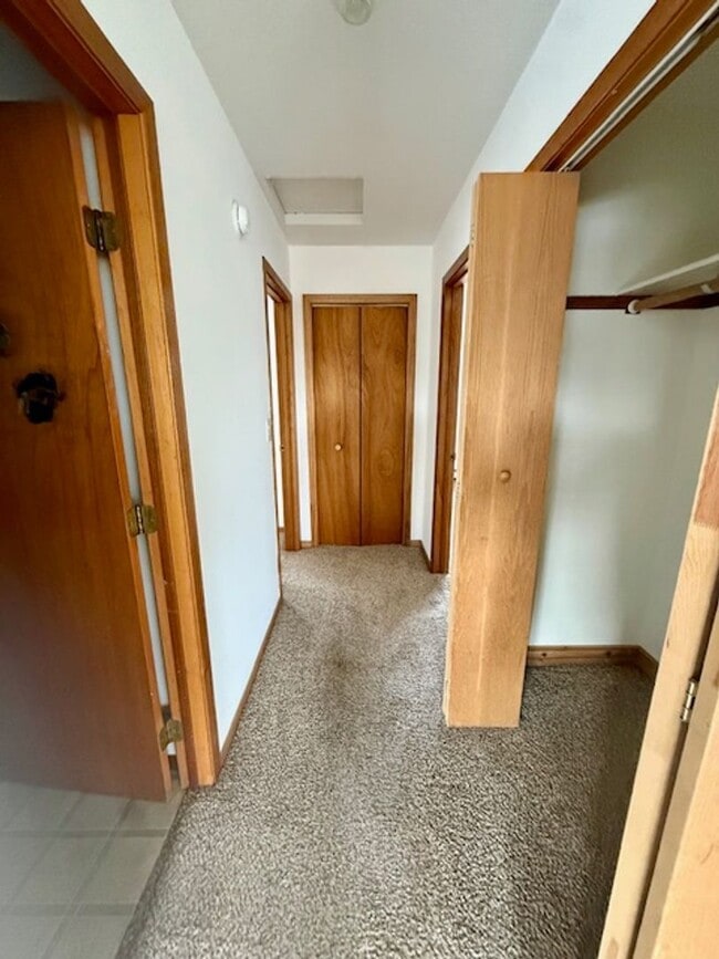 Building Photo - 2 Bedrooms 1 Bathroom - 4 Plex - Belgrade