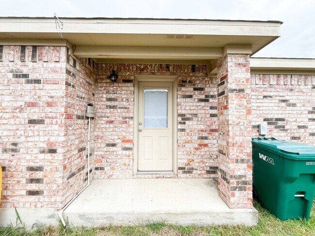 Building Photo - 310 N 10th St