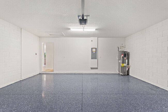 Building Photo - Beautiful Newer Build! Pet-Friendly 4-Bedr...