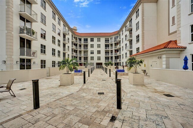 Building Photo - 2030 Douglas Rd
