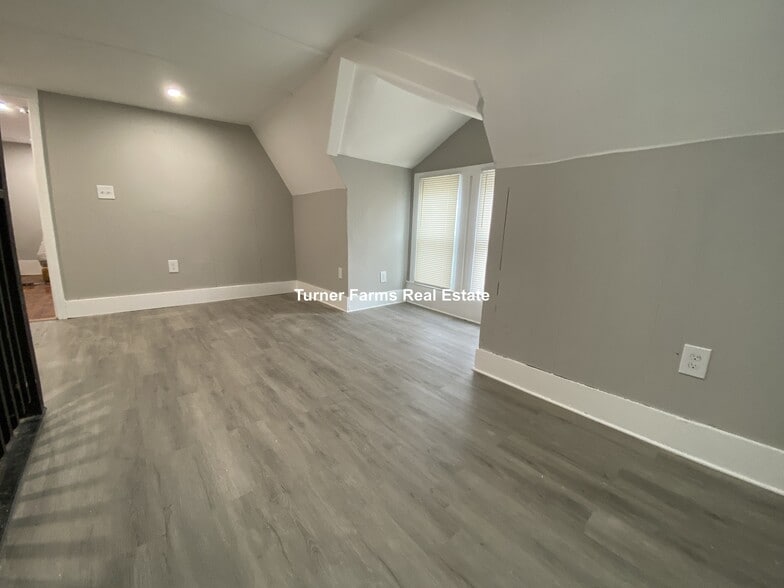 Building Photo - 35 Humphreys St