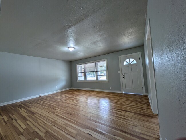 Building Photo - 327 G St NE