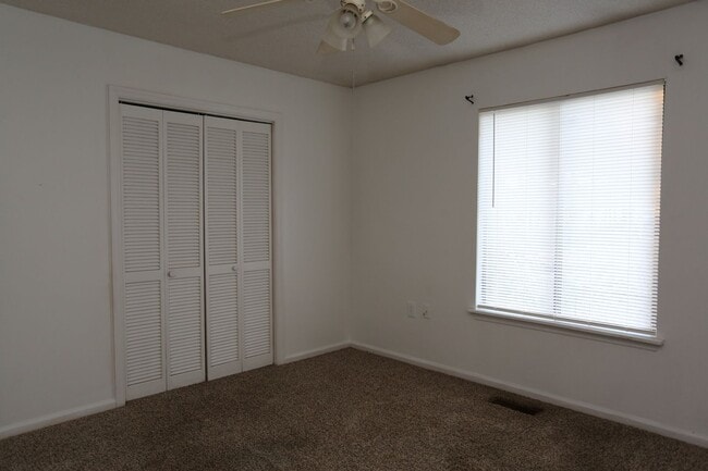 Building Photo - Spacious Townhome Available Today!