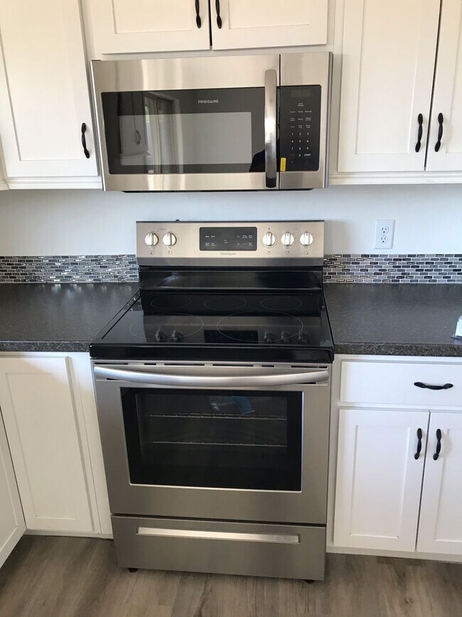Building Photo - Beautifully remodeled 4 bedroom home with fully fenced backyard in Bloomington Hills with RV parking