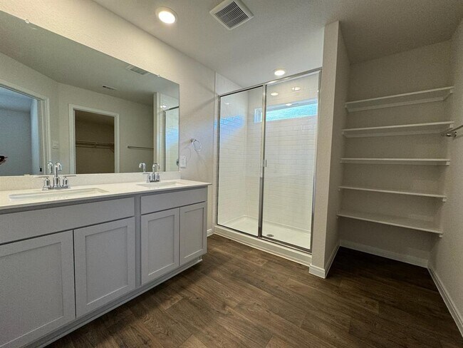 Building Photo - 1305 Middleton Grv