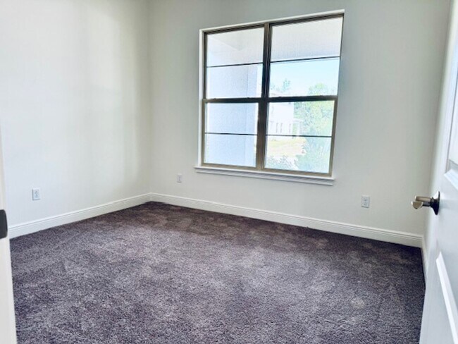 Building Photo - Home For Rent In Saint Cloud with 5 Bedroom/3 Baths