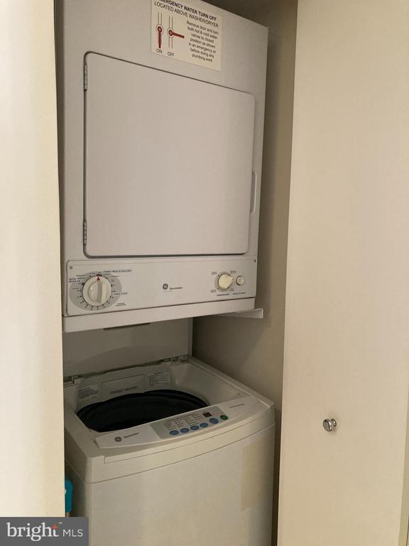 Building Photo - 7500 Woodmont Ave