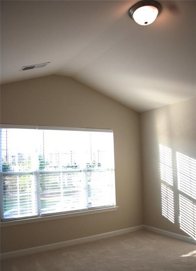 Building Photo - Beautiful Townhome in coveted Steele Creek - Berewick