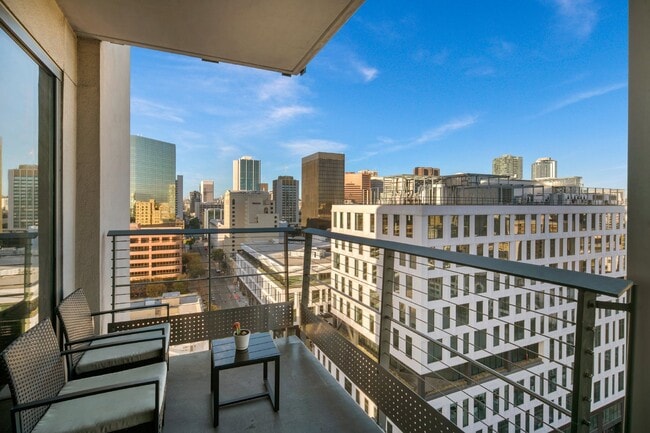 Building Photo - Luxurious 17th-Floor Renaissance Condo with Stunning City Views