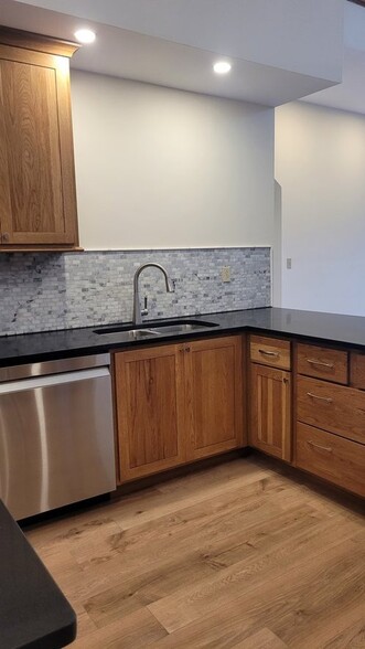 Kitchen features - 208 N Franklin St