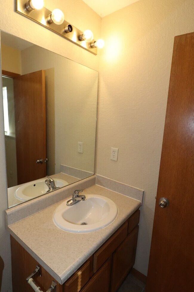 Building Photo - Spacious Duplex for Rent